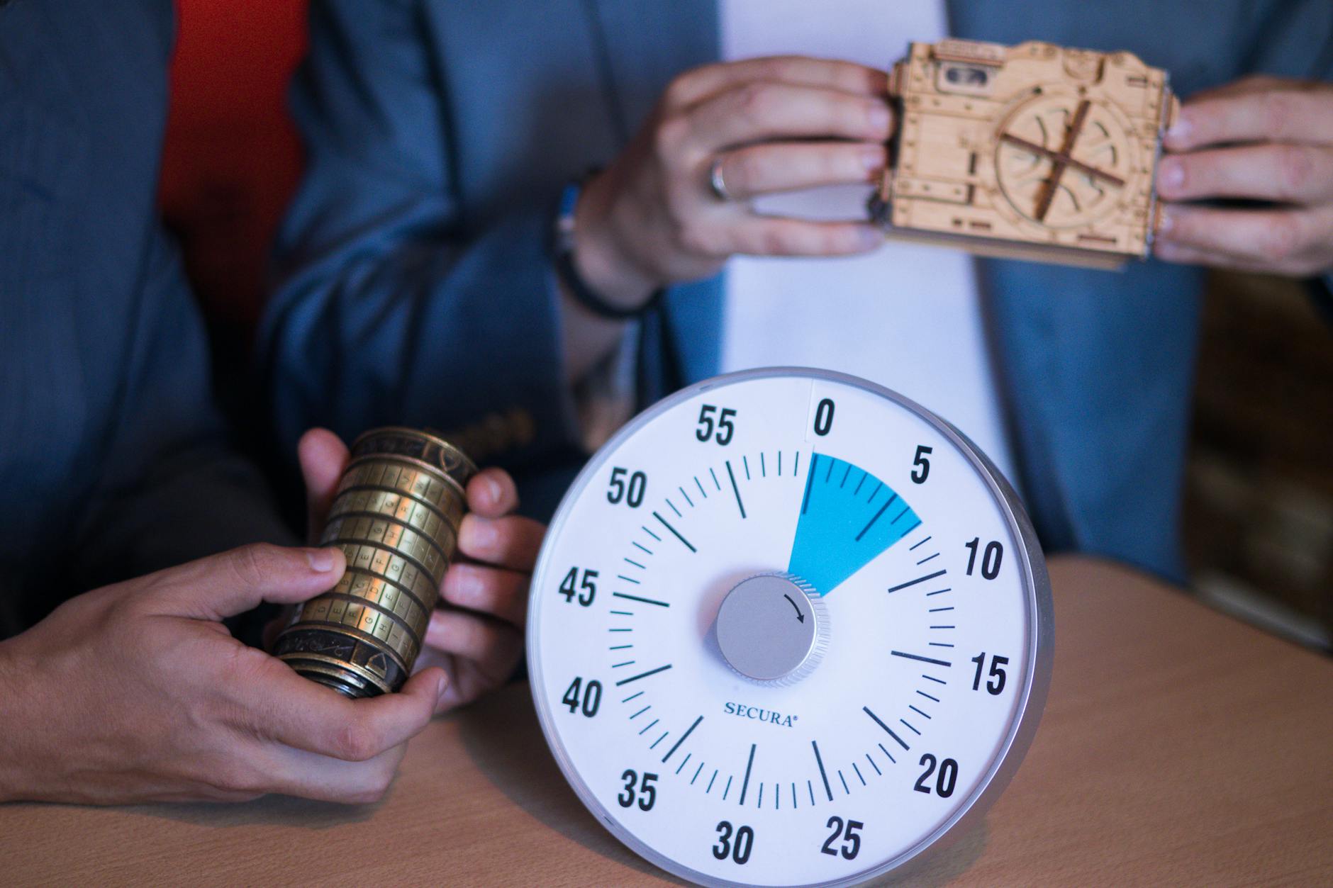 Mobilny escape room jako element gry miejskiej: projektowanie tras, punktów i fabuły Dłonie trzymają kłódkę szyfrową i timer w mobilnym escape roomie