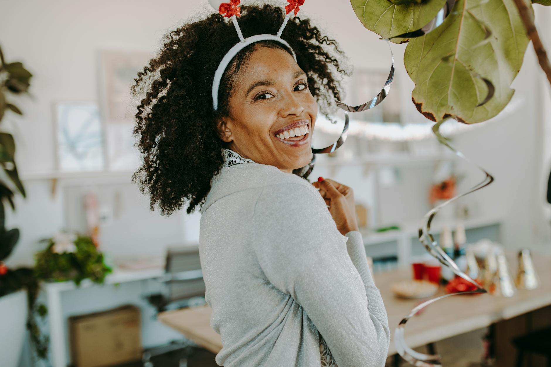 Uśmiechnięta pracownica na firmowej świątecznej imprezie integracyjnej