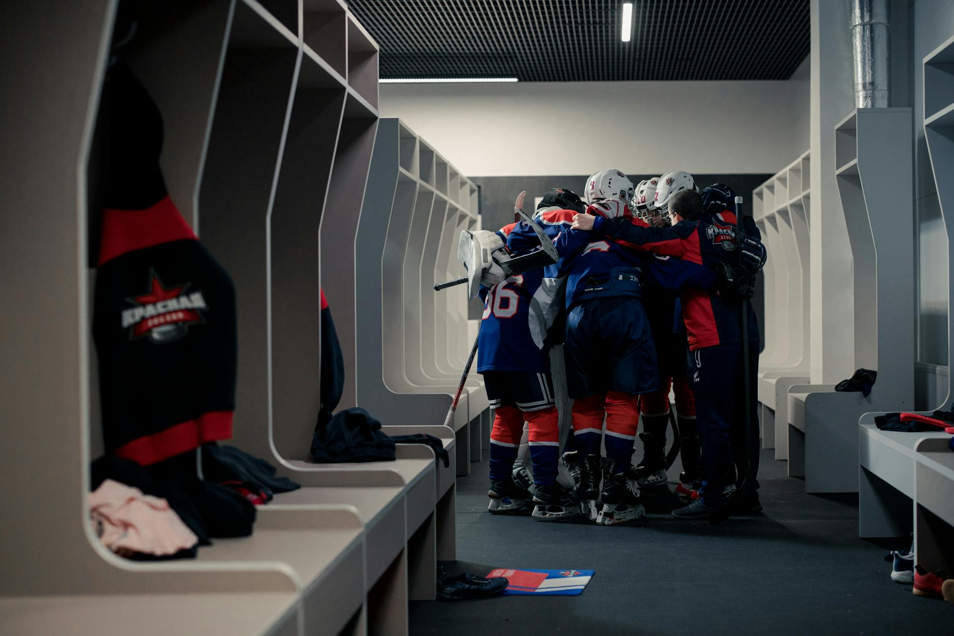 Escape room czy gra terenowa w mieście – co lepiej sprawdzi się na integrację Drużyna hokejowa motywuje się w szatni przed wspólną rywalizacją