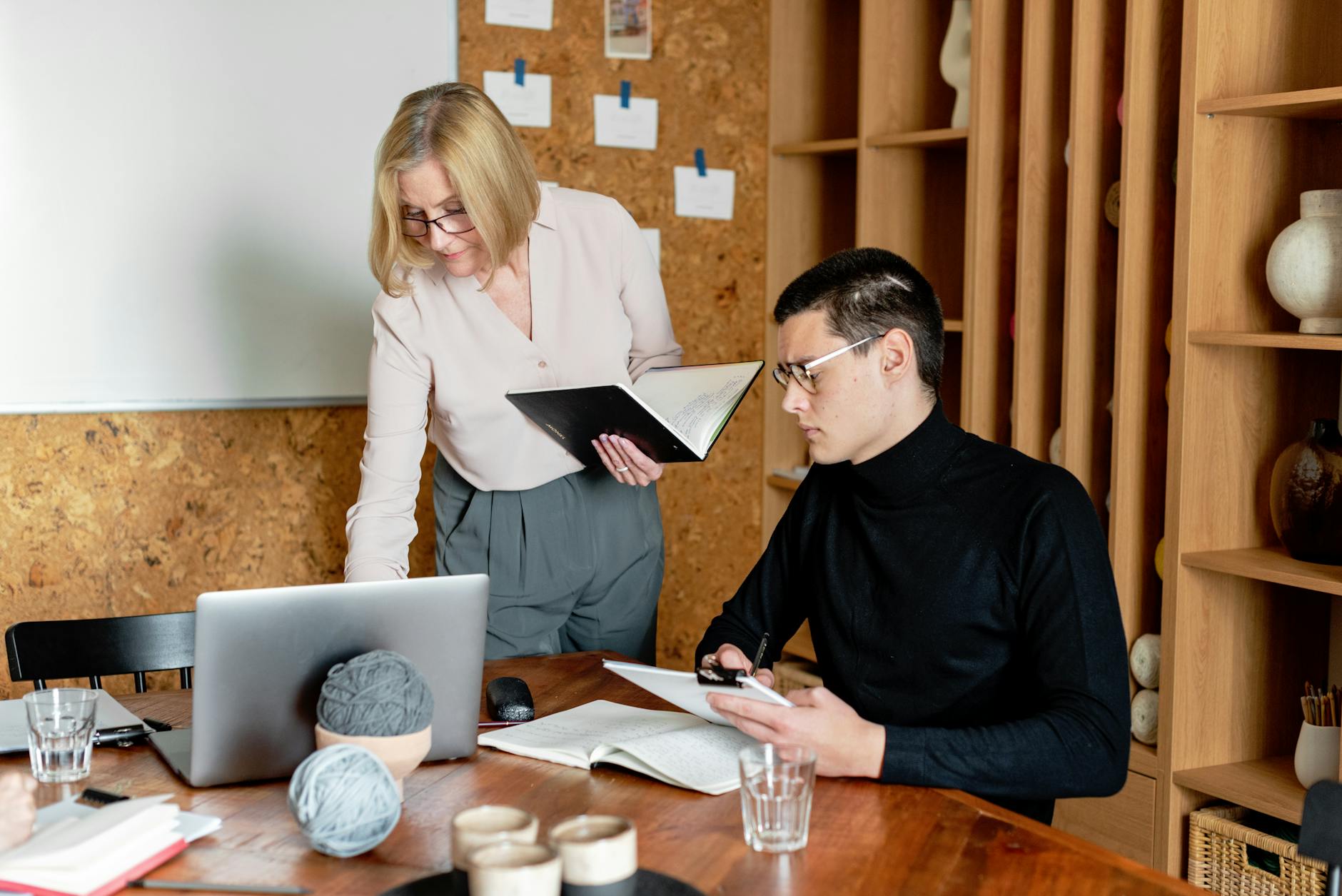 Jak przygotować uczestników do gry terenowej, by uniknąć frustracji Zespół organizatorów omawia plan gry terenowej w biurze