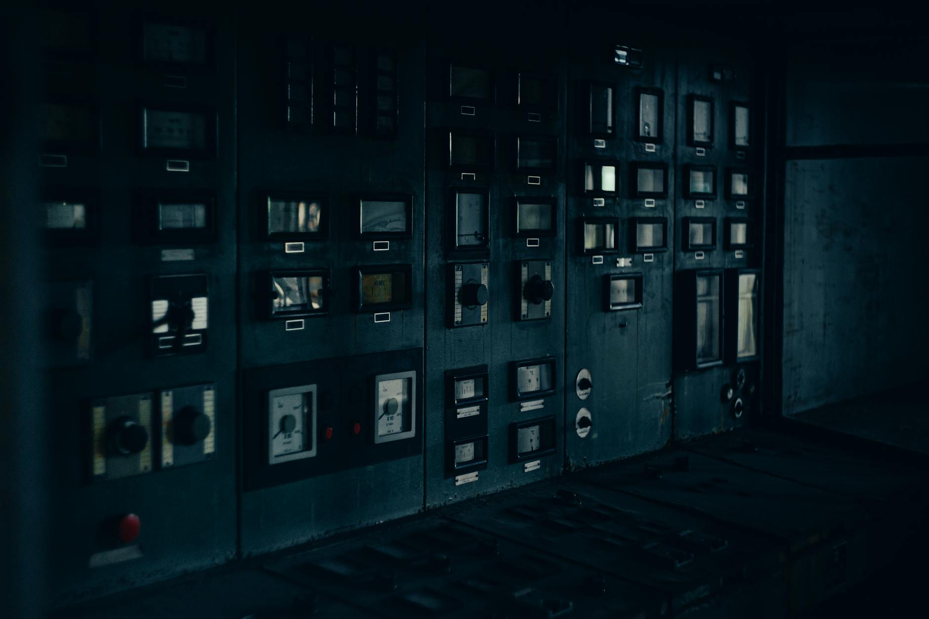 Ciemny, retro panel sterowania z pokrętłami i wskaźnikami w serwerowni