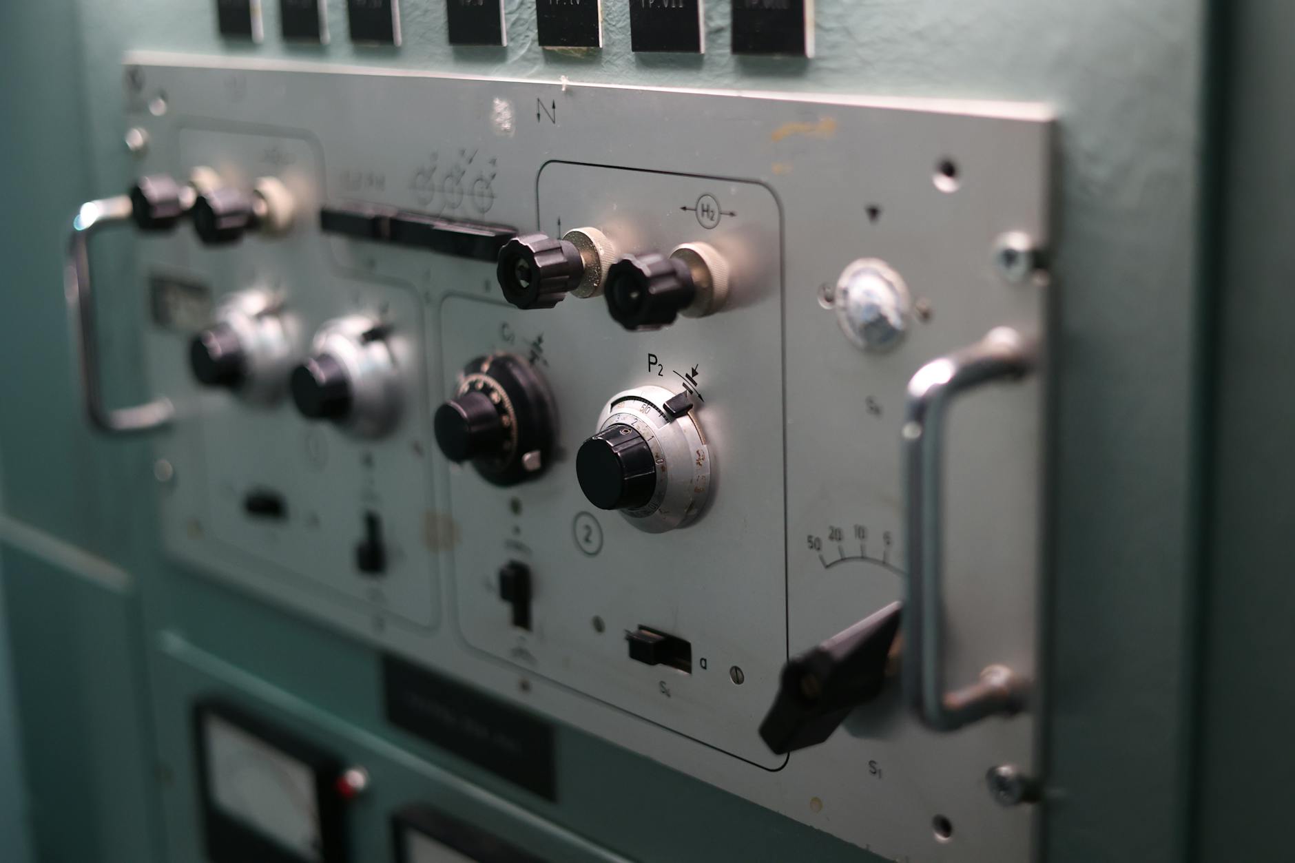 Panel przemysłowy z przełącznikami i pokrętłami w systemie sterowania