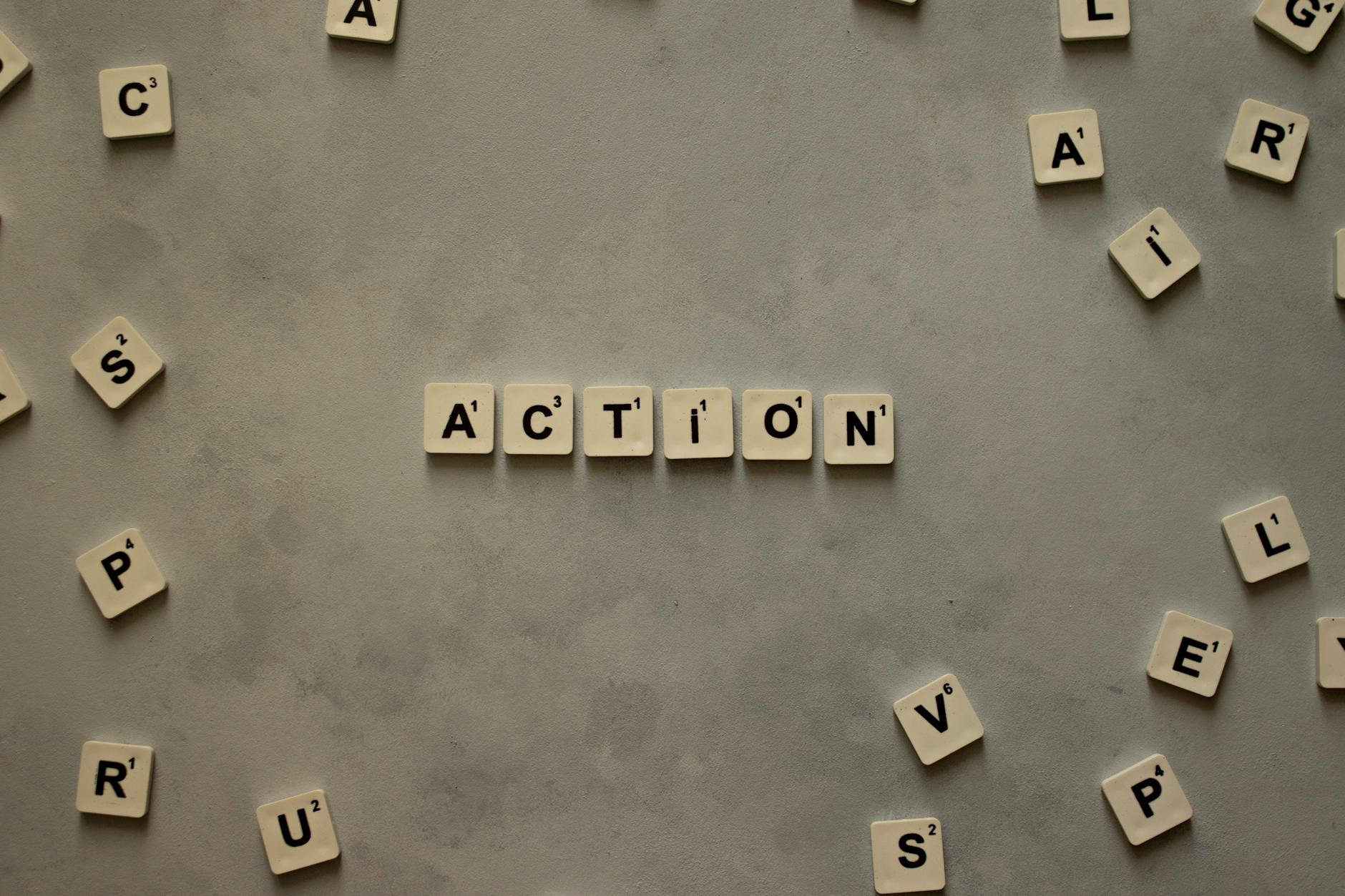 Scenariusze gier edukacyjnych dla szkół: jak ukryć naukę w przygodzie i fabularnych zadaniach