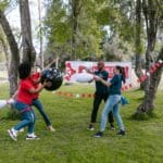 Różnorodny zespół pracowników bierze udział w grze integracyjnej na dworze