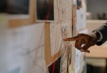 Klimat detektywistyczny w grze mobilnej: jak rozpisać śledztwo krok po kroku Śledczy wskazuje tablicę dowodów połączonych czerwonymi nićmi